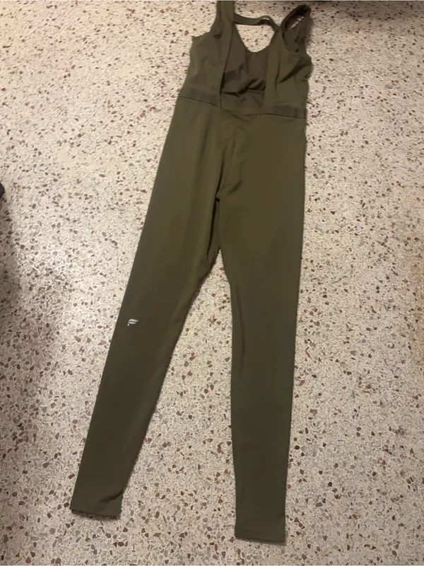 Fabletics Motion 365 onesie in olive green features a racerback design - Image 6