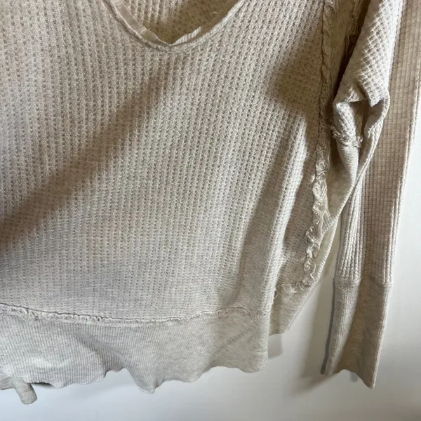 We The Free‎ People Oatmeal Beige Thermal V-Neck Waffle Knit Top Womens Medium - Image 4