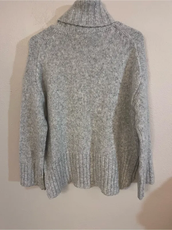 Women's H&M Cozy Gray Turtleneck size small - Image 4