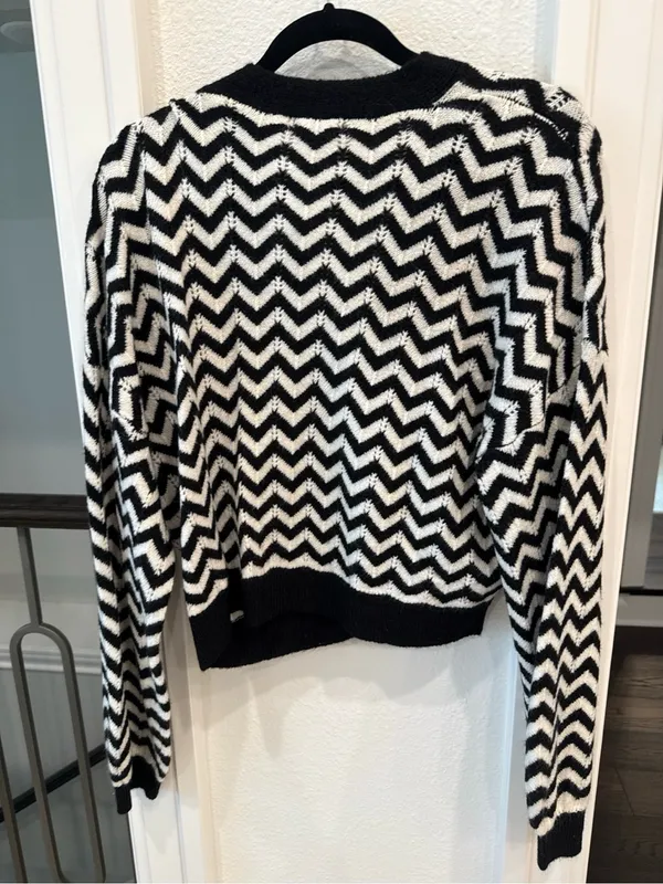 Blu Pepper NWT Black Ivory Chevron Knit Cardigan Sweater Medium - Image 5