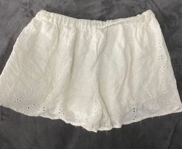 Hollister Eyelet Creme Shorts - Image 4