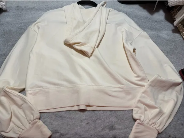 Alo Yoga Cropped Hoodie medium - Image 2