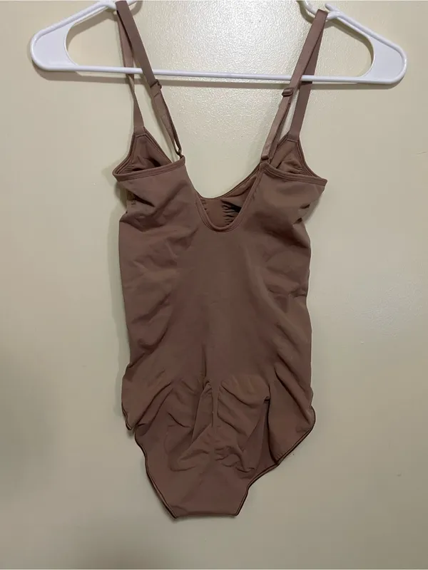 SKIMS Seamless Sculpting Bodysuit - Taupe - Image 3