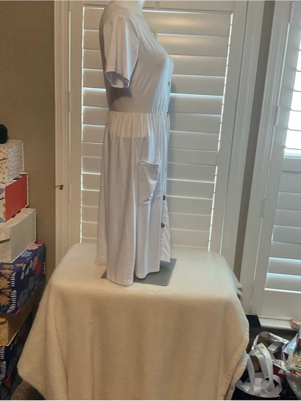 Casual White Button-Front Midi Dress with Pockets - Image 3