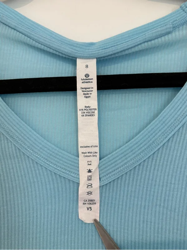 Lululemon Women’s Blue Short Sleeve V-Neck Athletic Shirt Size 8 Gym Workout Run - Image 3