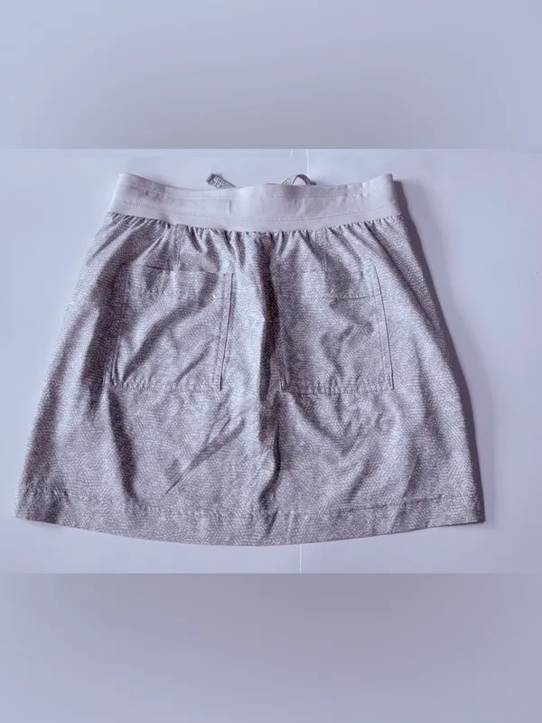 Athleta Cream & Light Green Patterned Skort Size Medium Athletic Skirt Shorts - Image 2