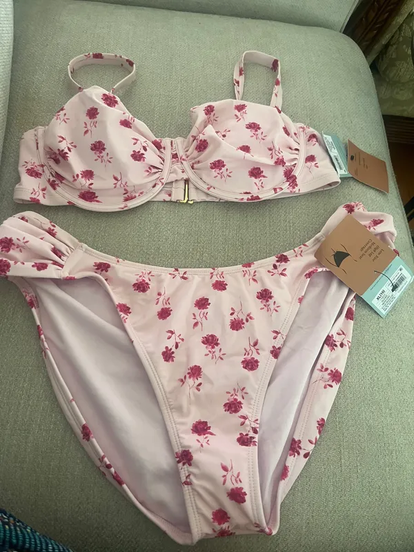 Chic floral bikini set perfect for summer. Features a beautiful pink floral pattern. - Image 3