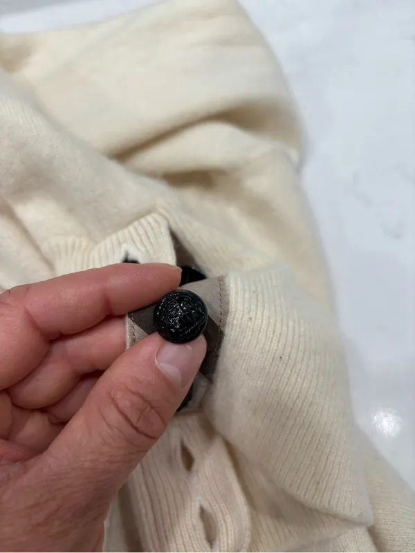 Burberry 100% cashmere sweater fits more like a Medium/large - Image 6