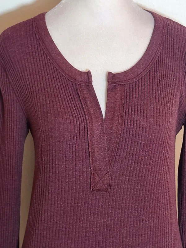 Aerie Burgundy Ribbed Knit Fitted Henley Top Size Small - Image 2