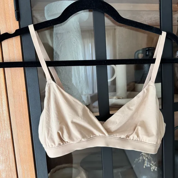 SKIMS Fits Everybody crossover bralette bra sand nude beige vneck - Image 2