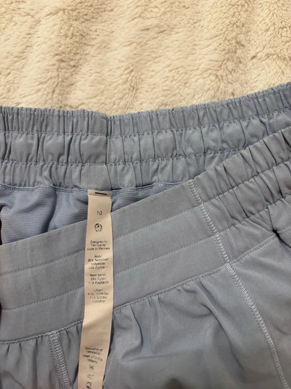 Lululemon Hotty Hot Shorts 2.5 low rise - Image 3