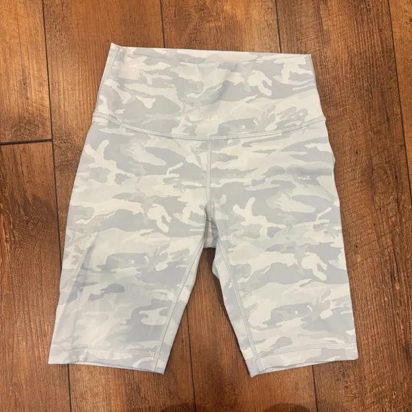 Lululemon Wunder Under Short 10” *Ribbed Size 8 Luxtreme Yoga Gray Bike Shorts - Image 4