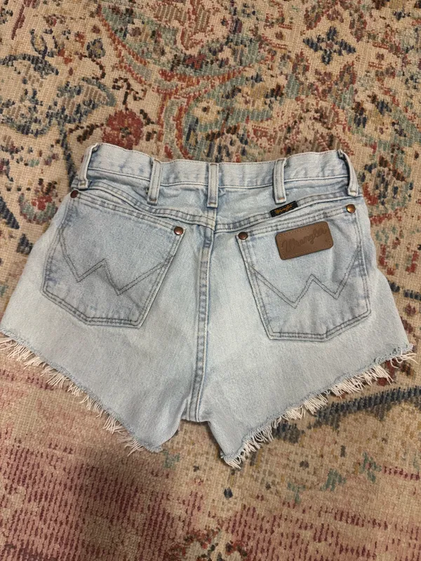 Wrangler Vintage light wash shorts - Image 2