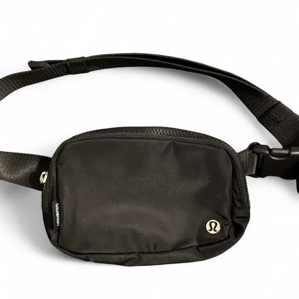 Women’s Signature Lulu Everywhere Belt Bag Light Athletic Travel Fanny Pack - Image 4