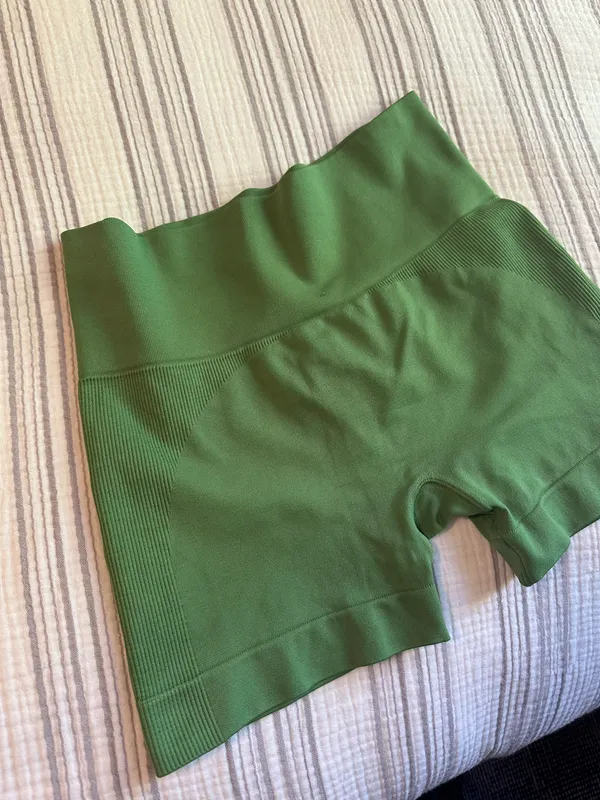 Revolve Set Active Shorts Apple Green - Image 2