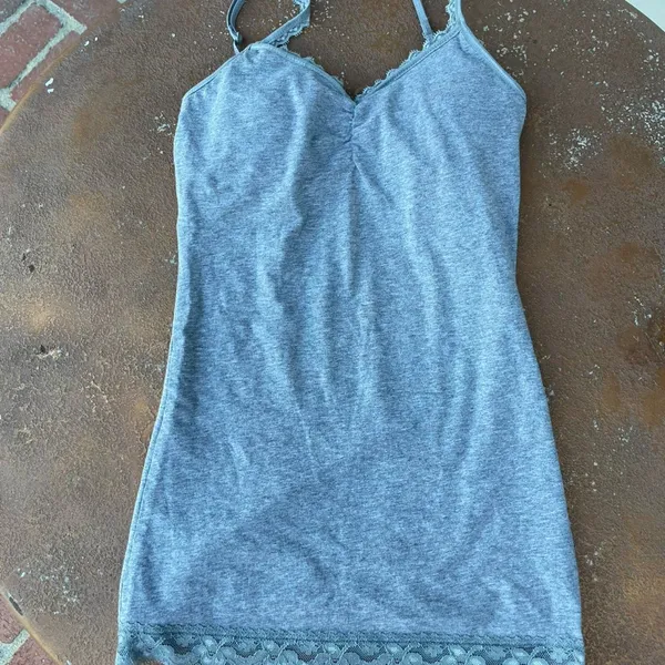 Brandy Melville Y2k basic gray lace cami top sz m / has a built in bra - Image 4
