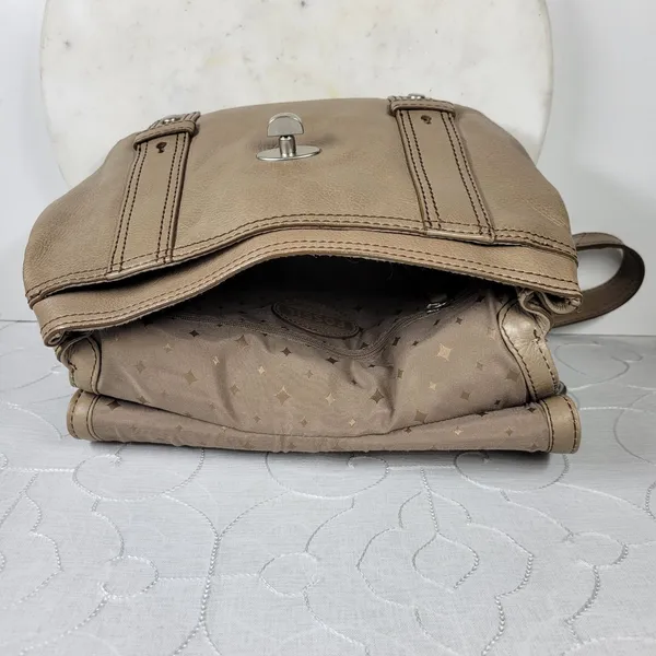 Fossil Maddox Leather Saddle Bag Taupe Tan Shoulder Turn Lock Flap Crossbody Y2K - Image 5
