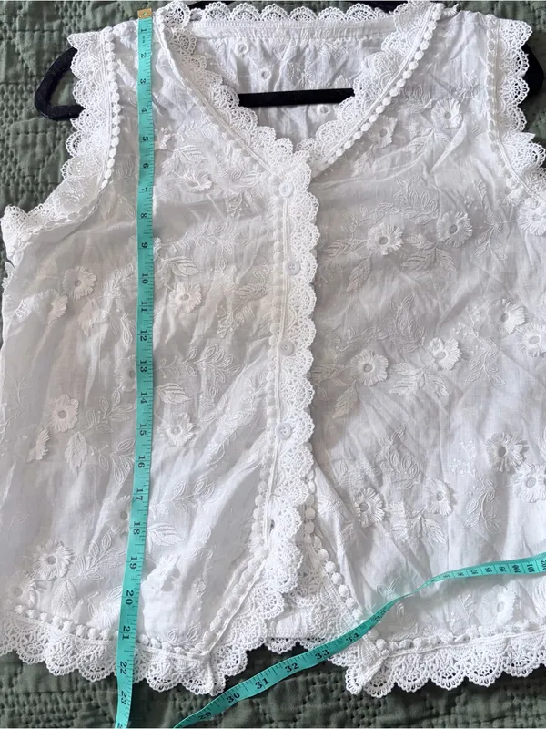 Boutique White Lace Embroidered Button Front Sleeveless Top Large - Image 7