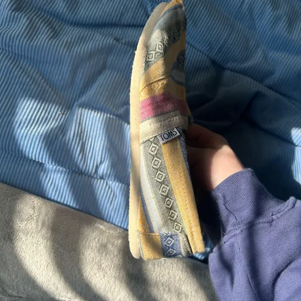 Sold out Toms size 8 - Image 5