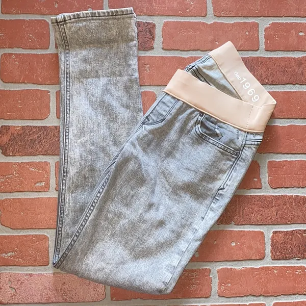 GAP maternity white washed gray stretch waistband skinny jeans - Image 4