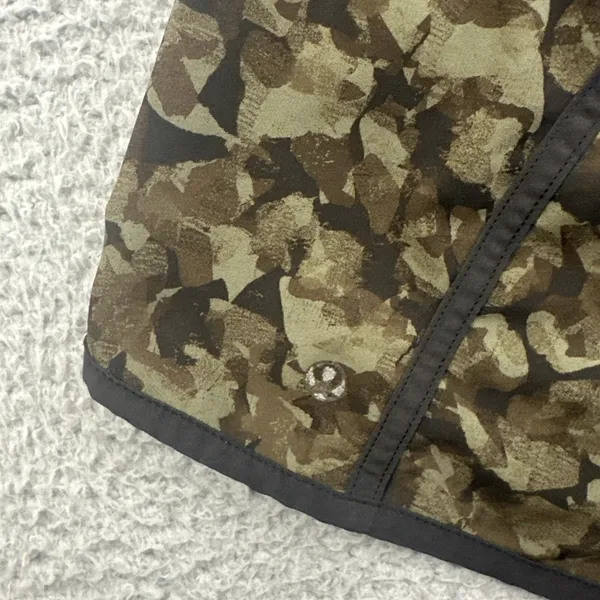 Lululemon Tracker Shorts Low Rise 4" Green Camo Athletic Athleisure Women's 8 - Image 3