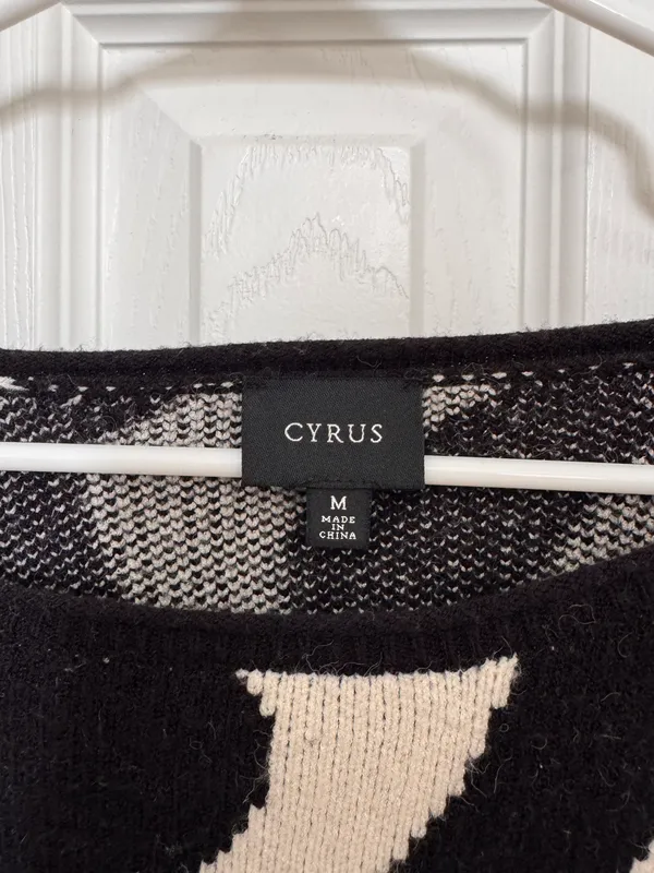 Black And White Trendy Sweater Multiple Size M - Image 4
