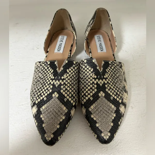 Steve Madden Black and Cream Snakeskin Flats like new !! - Image 2