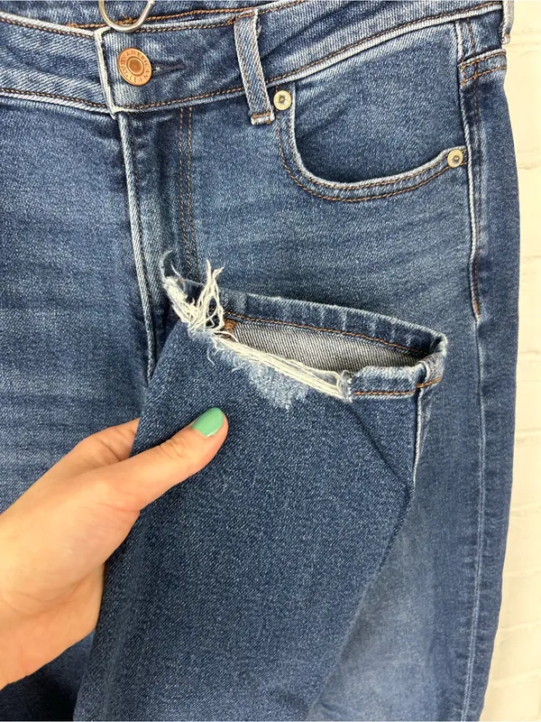 American Eagle Distressed Mom Jeans Size 4 - Image 9
