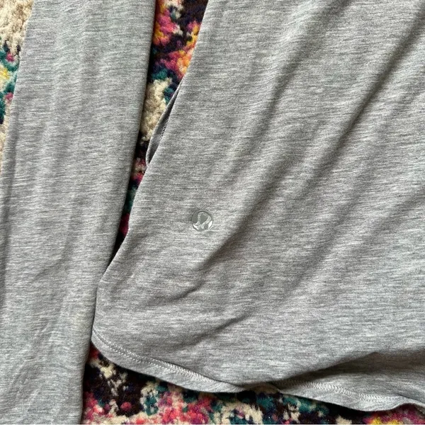 Lululemon Women’s Radiant Long Sleeve Top Size 2 Gray Surplice V Neck Athletic - Image 8
