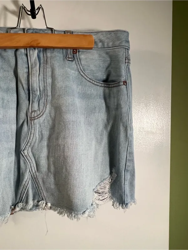 American‎ Eagle Women’s Size 14 Denim Mini Skirt Cut Off Light Wash Distressed - Image 4
