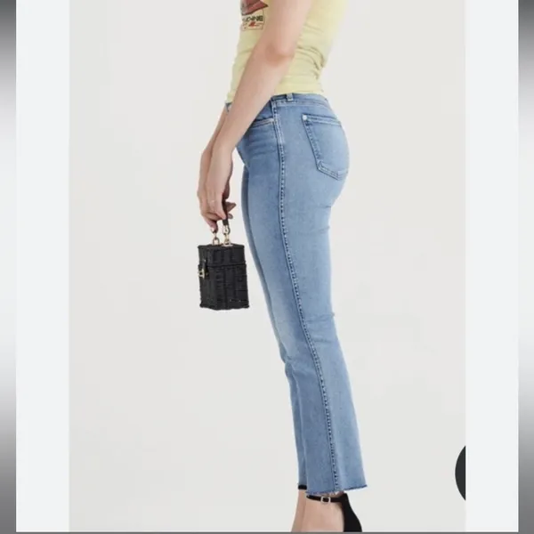 7 For All Mankind Luxe Vintage Edie With Cut Off Hem‎ in Light Blue Wash S28 - Image 2