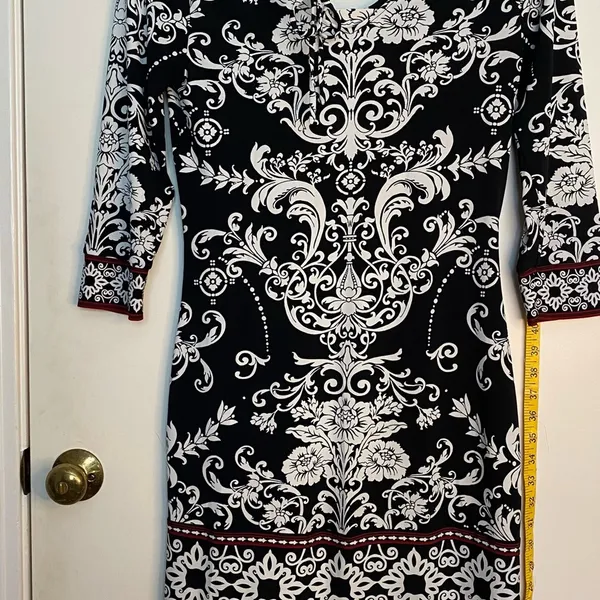 White House black market size small-black white large floral print - Image 5