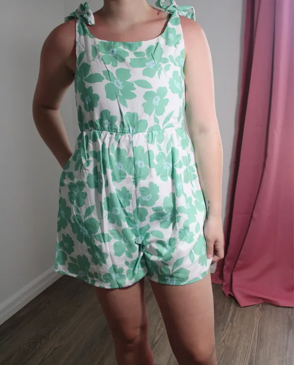 Green flower knotted Romper Size M - Image 2