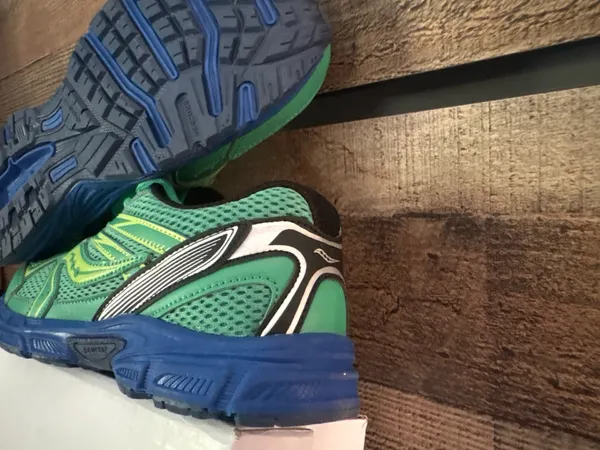 Saucony Running Shoes youth 6.5 - Image 5