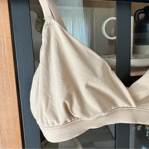 SKIMS Fits Everybody crossover bralette bra sand nude beige vneck - Image 5