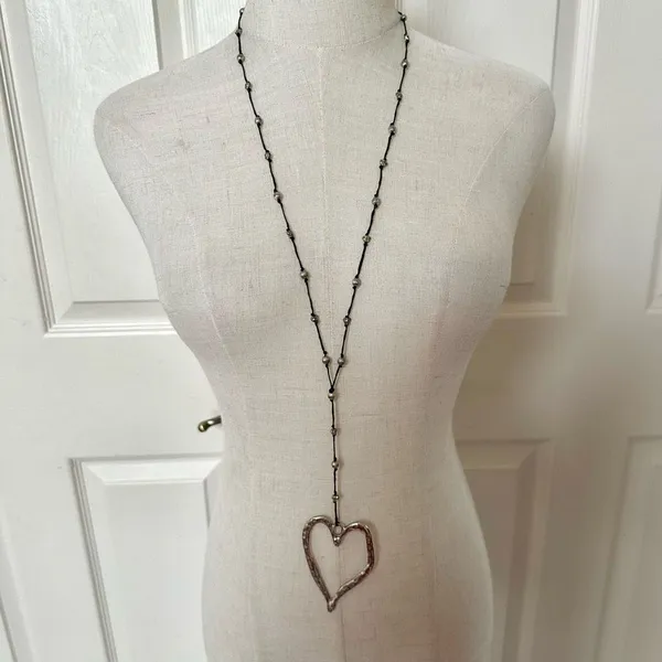 Silver tone long open heart necklace - Image 4