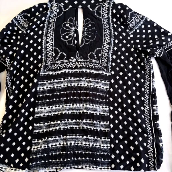 Rip Curl Womens Small Black White Geometric Print Mock Neck Keyhole Blouse Top‎ - Image 4