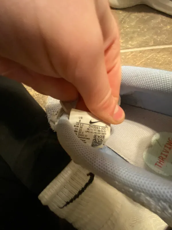 Nike Tennis Shoes - Image 4