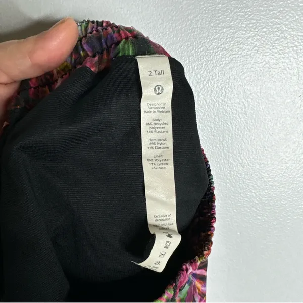 Lululemon Hotty Hot Shorts Size 2 TALL Hyper Flow‎ Pink Multi Low Rise 4” CP - Image 3