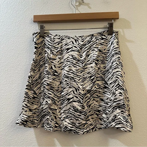 ZARA Womens Zebra Print Satin Mid-Rise Mini Skort Size M Black and White - Image 6