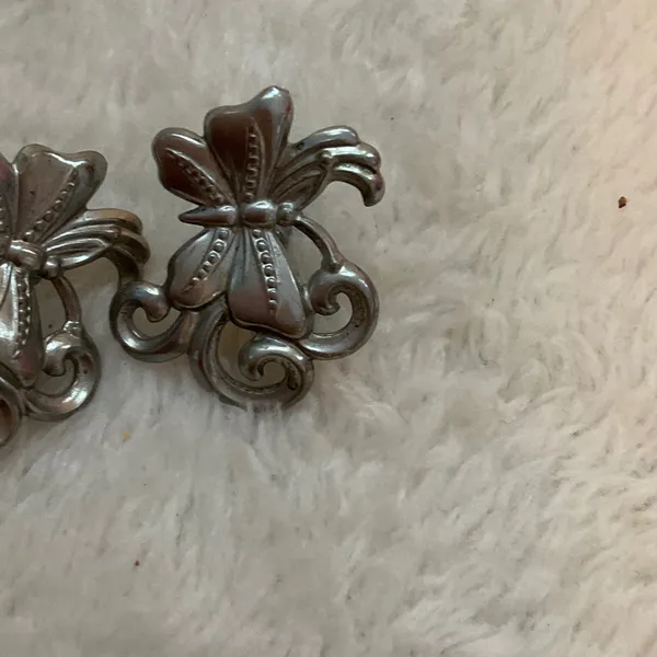 Elegant Silver Bow Earrings - Image 2