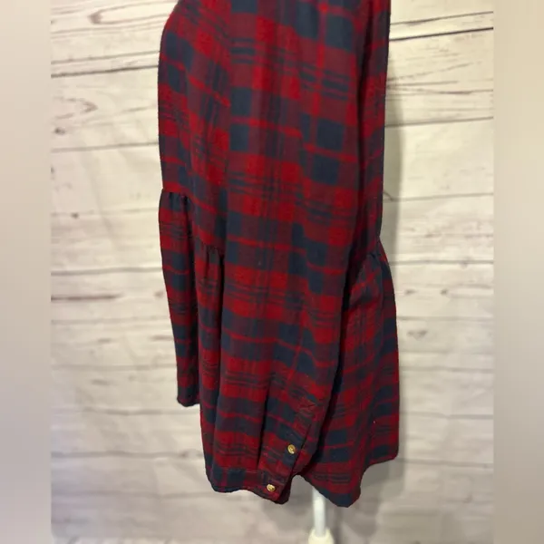 American Eagle Outfitters Large Red & Navy Plaid Button-Up - Image 4
