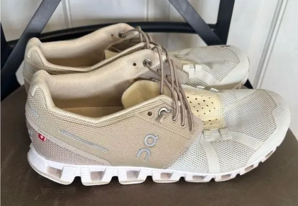 Size 8.5 ON Cloud Sand/snow 50/50 lace up low top Running Sneakers. In EUC! Upgrade your athletic footwear collection with these ON Women's Cloud 50/50 Running Sneaker Shoes - Image 4