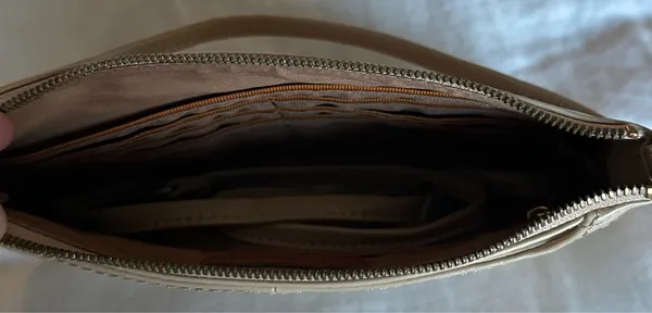 HOBO Darcy Convertible Crossbody. This elegant tan leather handbag is perfect for any occasion. Its sleek design and neutral color make it a versatile addition to your wardrobe. NWOT - Image 2