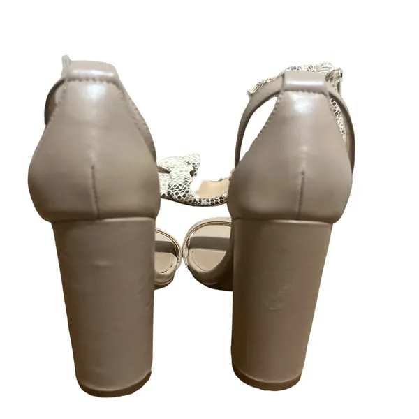 Steve Madden Ankle Buckle Block Heel Cream Sandals Size 6 - Image 4