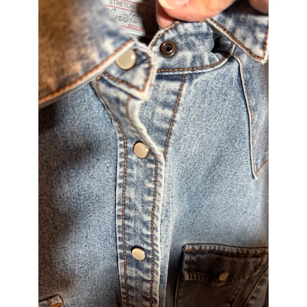 Levi Strauss Signature Button Up Shirt Women's Size XL Blue Denim Long Sleeves - Image 4