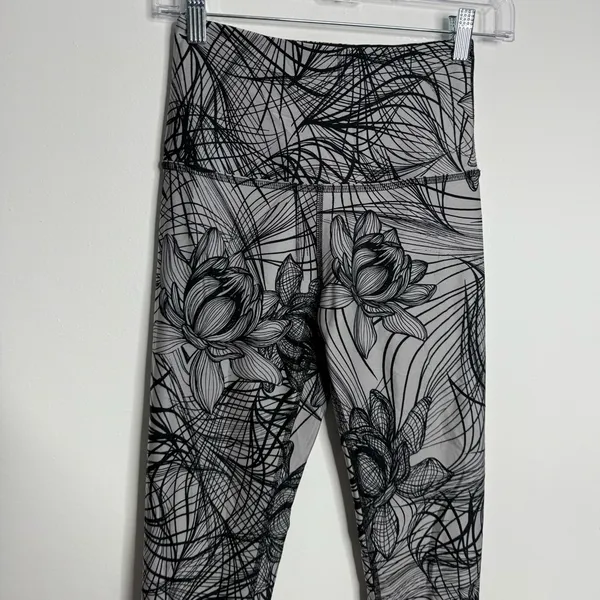 Beyond Yoga Flip It And Reverse It High Waisted Yoga Leggings Gray/Black - Image 4