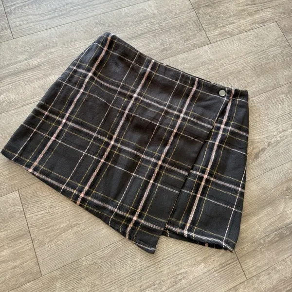 LAST PRICE🍒🤍 NO BOUNDARIES flannel faux wrap skirt 💐 - Image 4