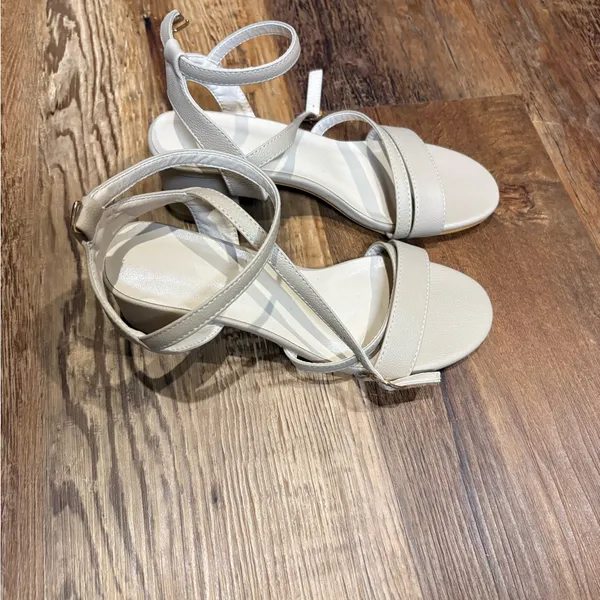 NEW Elegant Beige Women's Heels Size 6 - Image 3