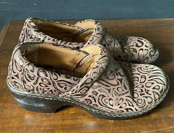 B O C BORN CONCEPT WOMEN'S sz PEGGY CLOG BROWN TOOLED LEATHER SLIP ON - Image 2
